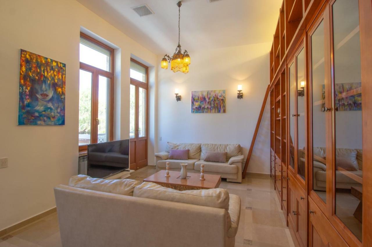 Art Apartment In Mamila Yerusalem Bagian luar foto
